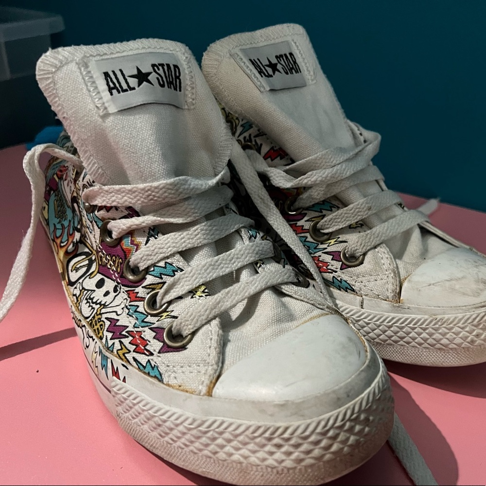 Low top white & graphic Converse. Women’s size 8.